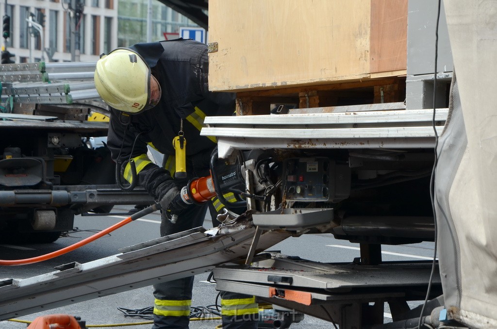 LKW Bruecke Koeln Deutz Opladenestr Deutz Muelheimerstr P140.JPG - Miklos Laubert